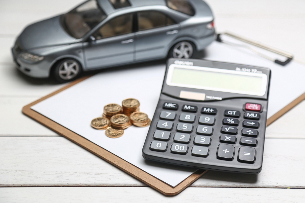 Clipboard, calculator, and coins, representing filling out an auto repair invoice